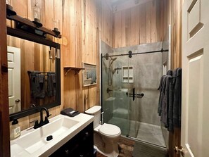Towels, soap, toilet paper - Cozy Studio Smoky Mountain Cabin - Unbeatable Location (Pigeon Forge)
