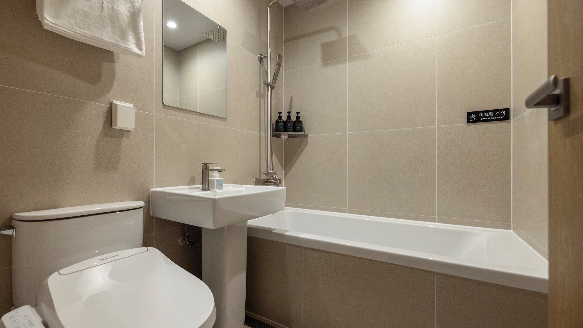 Un baño con inodoro, lavamanos y bañera.