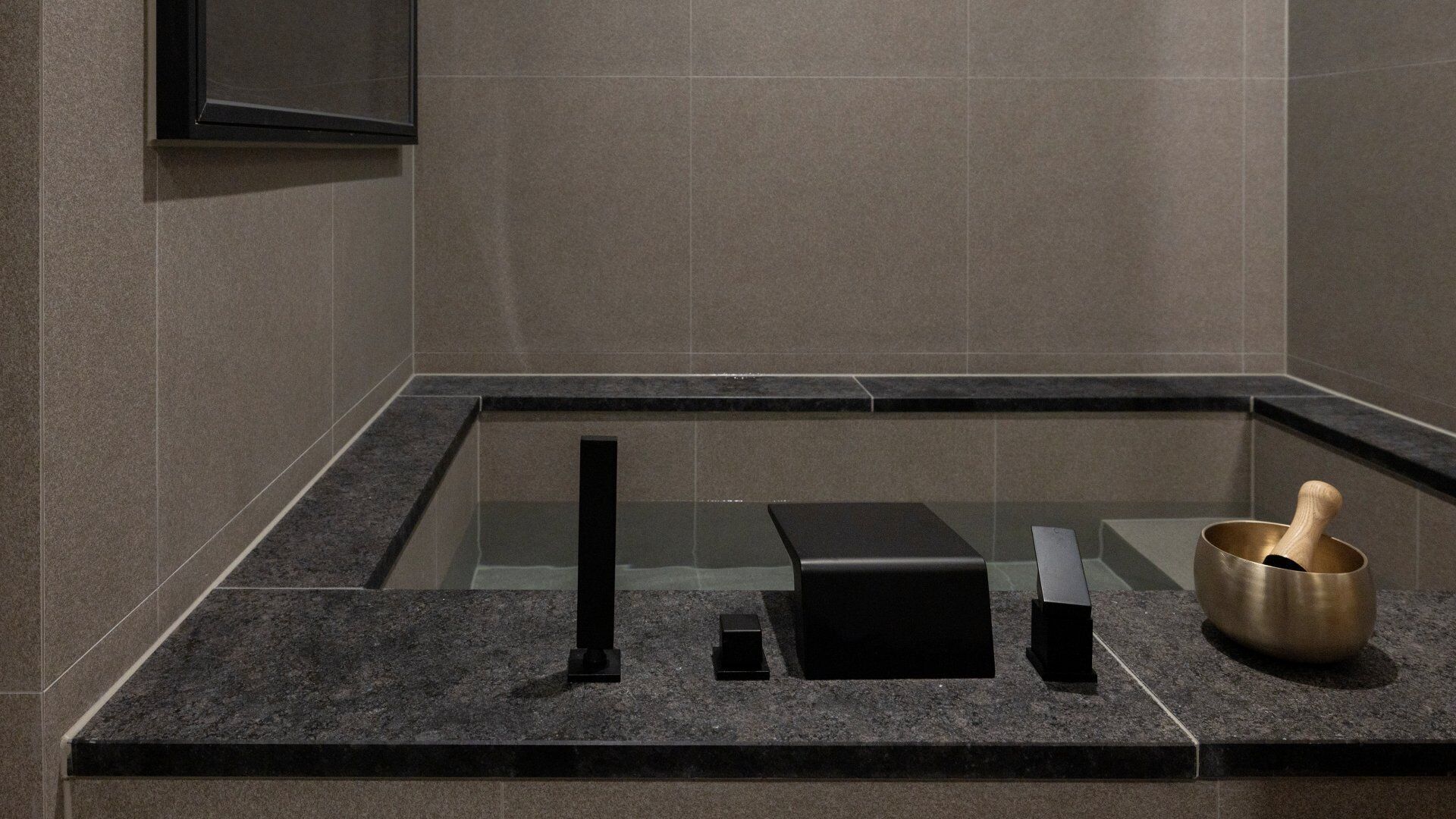 Suite | Private spa tub