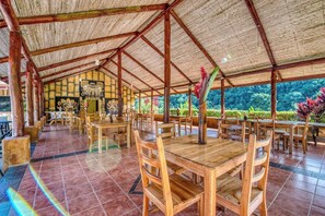 Outdoor dining - Villa 30B Toucan Valley Jungle Resort (Ciudad Cortés)