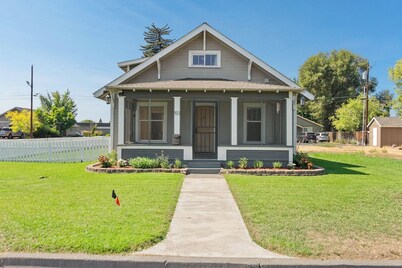 Charming Downtown Redmond Cottage • Walk to Restaurants, Breweries & Coffee