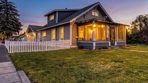 A two-story house with a porch, a picket fence, and a well-maintained lawn. - Downtown Redmond 4BR Walk to Food & Brews (Redmond)