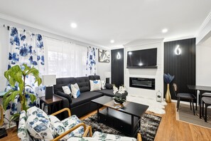 Living area - Elegant 3BR Retreat in Lawrence Twp with B/Yard (Trenton)