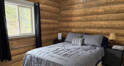 Cozy Log Cabin Upper Unit with Deck – Great access to Atlin, trails and beach!