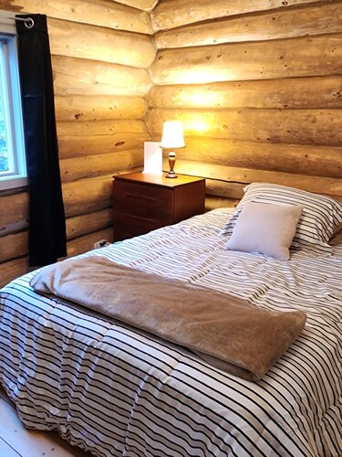 Cozy Log Cabin Upper Unit with Deck – Great access to Atlin, trails and beach!