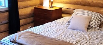 Cozy Log Cabin Upper Unit with Deck – Great access to Atlin, trails and beach!