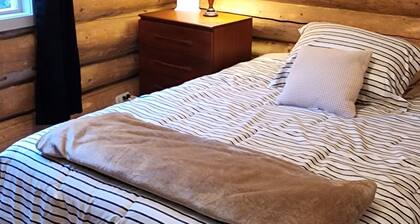 Cozy Log Cabin Upper Unit with Deck – Great access to Atlin, trails and beach!