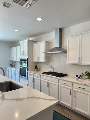 Private kitchen - Luxury Modern Retreat with Pool & Spa – Near the Strip (Las Vegas)