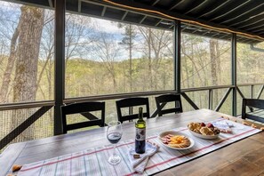 Outdoor dining - Best Aska Location, River Views, Hot tub & Games (Blue Ridge)