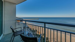 Un balcone con vista sull'oceano e un molo.