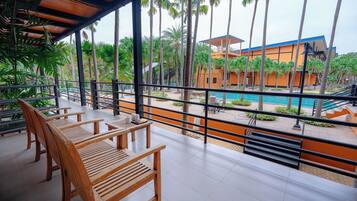 Twin Room, Balcony, Lake View | Tempat makan luar