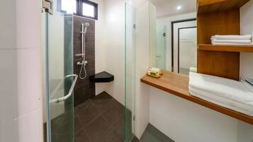 Camera con 2 letti singoli, balcone, vista lago | Bagno