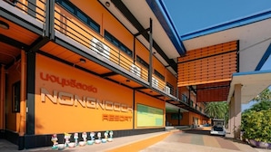 Un edificio moderno con un cartel grande que dice 'NONGNOOC RESORT'.