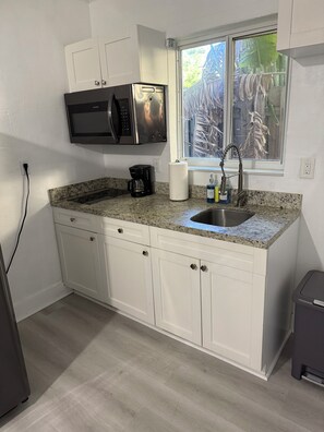 Microwave, stovetop - 116 YARDS FROM THE BEACH (Deerfield Beach)
