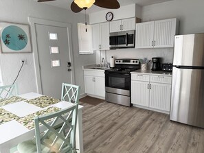 Fridge, microwave, oven, stovetop - Venice Villas 1BR – Beachside Pool Escape (Venice)