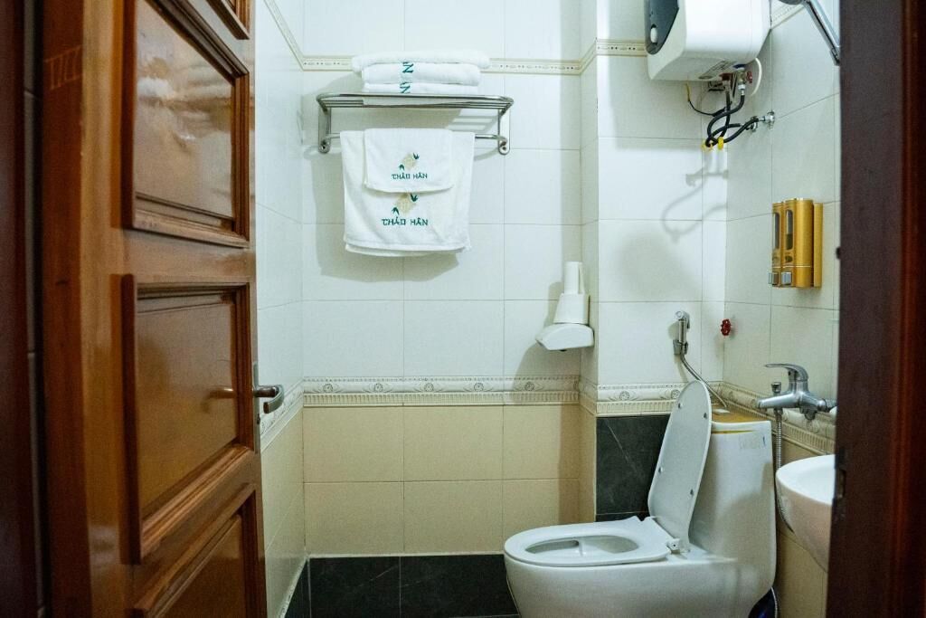 Estudio clásico, balcón, vista a la ciudad | Baño