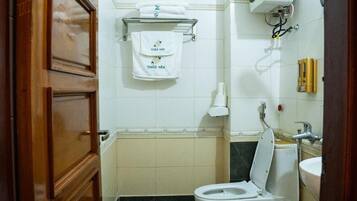 Estudio clásico, balcón, vista a la ciudad | Baño