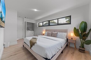 4 bedrooms, desk, iron/ironing board, travel cot - Private Oasis w/ Pool, Mini Golf & Sports Court (Hollywood)