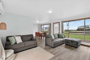 TV - 6 Chapman Rd Middleton Walk to Surf Beach (Middleton)