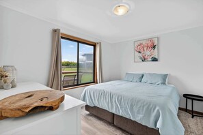 3 bedrooms, iron/ironing board - 6 Chapman Rd Middleton Walk to Surf Beach (Middleton)