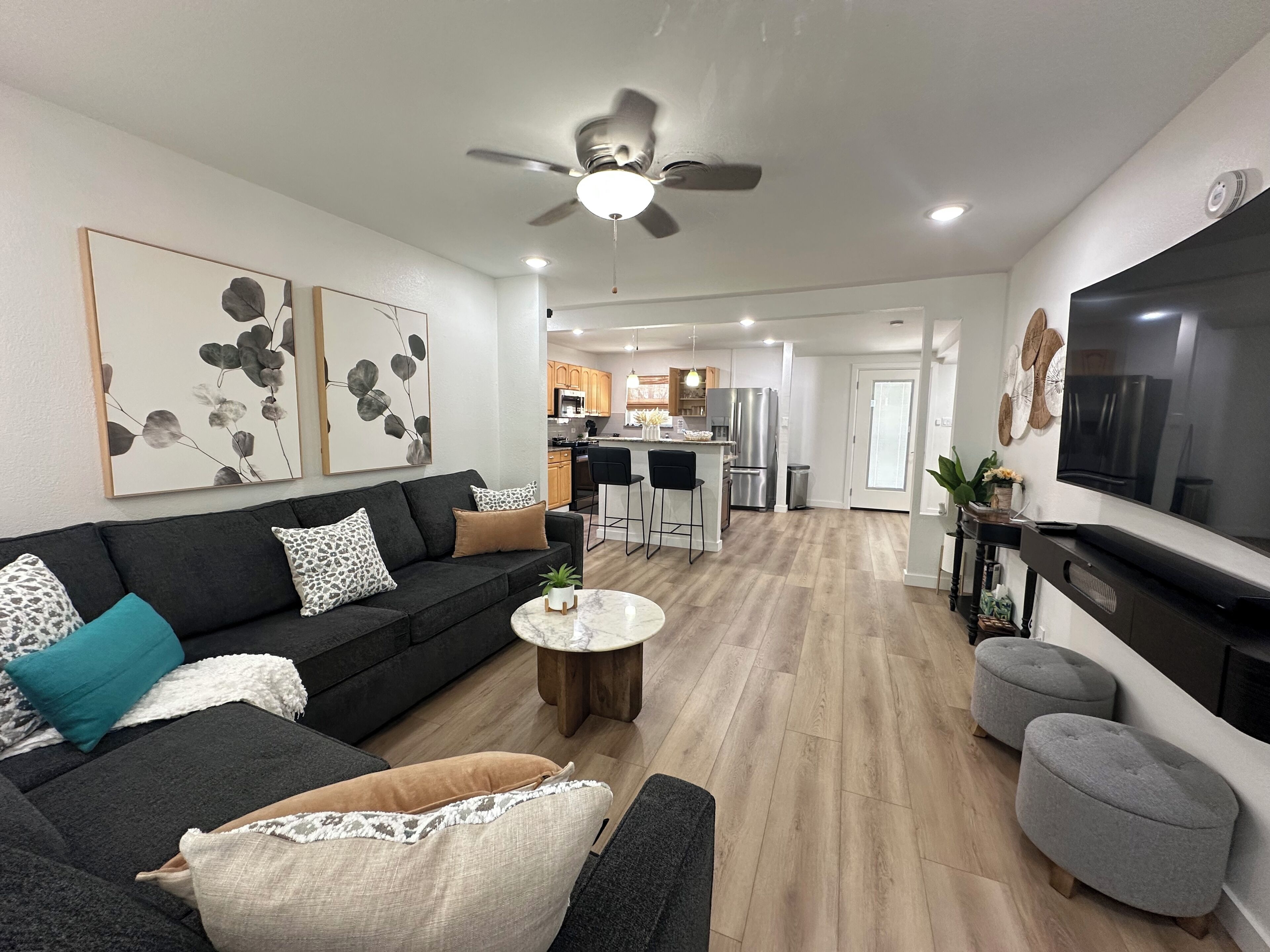 Smart TV, fireplace, books, stereo