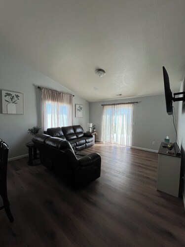 Modern Cozy Retreat Family Friendly In-Town Comfort