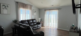 Modern Cozy Retreat Family Friendly In-Town Comfort