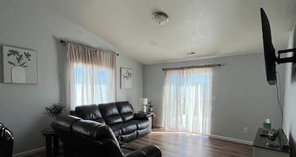 Modern Cozy Retreat Family Friendly In-Town Comfort
