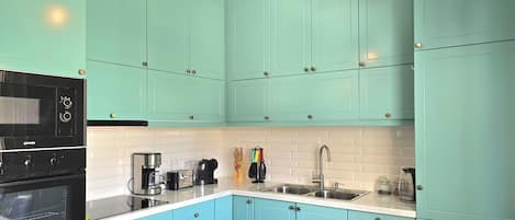 Refrigerador, microondas, horno, placa de cocina
