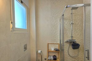 Douche, sèche-cheveux, bidet, serviettes fournies