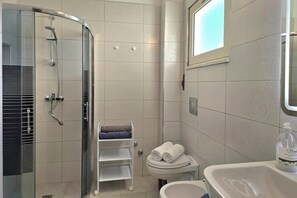 Bathroom with shower - Perla Resort Holiday Homes 200, Lalzit Bay, Albania (Lalzit Bay)