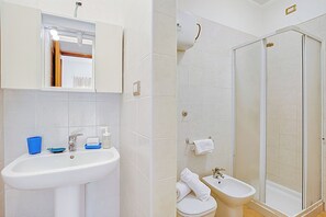Shower, hair dryer, bidet, towels - Residence Argentiera Studio E for four, Miniera dell’Argentiera, Italy (Miniera dell’Argentiera)