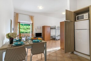 Réfrigérateur, four à micro-ondes, surface de cuisson, cafetière-théière