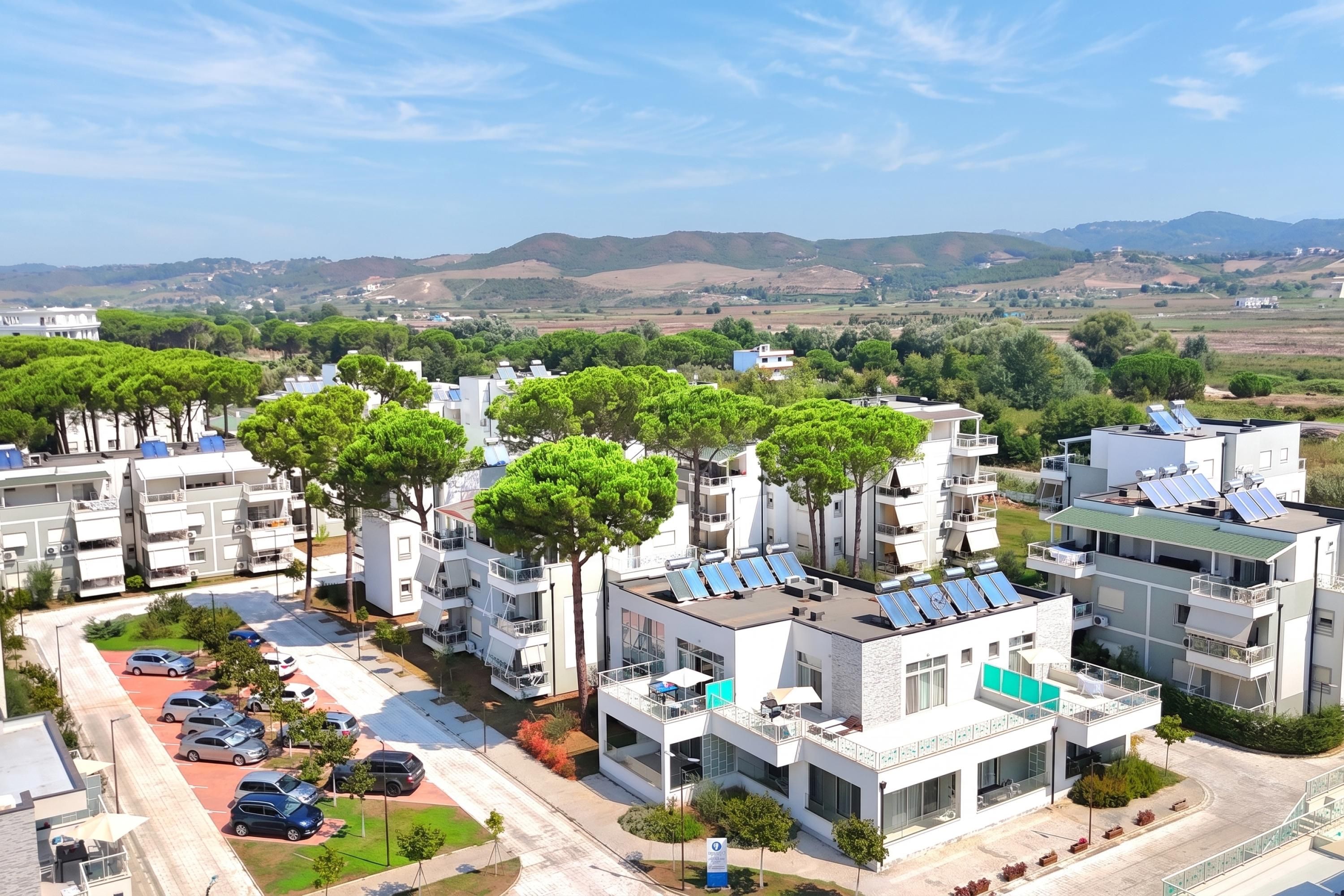 Un quartier résidentiel avec des immeubles modernes, des panneaux solaires et un parking.