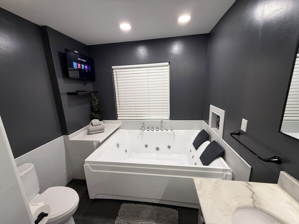 Shower, jetted bath, hair dryer, towels - Sedona Retreat Walk to Park, Hikes & Sunset Views (Sedona)