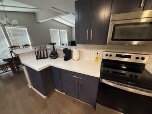Private kitchen - Sedona Retreat Walk to Park, Hikes & Sunset Views (Sedona)
