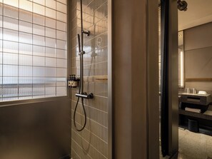 Douche, articles de toilette gratuits, sĂšche-cheveux