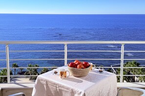 Outdoor dining - Beachfront Apartment In Durres 072, Durres, Albania (Durres)