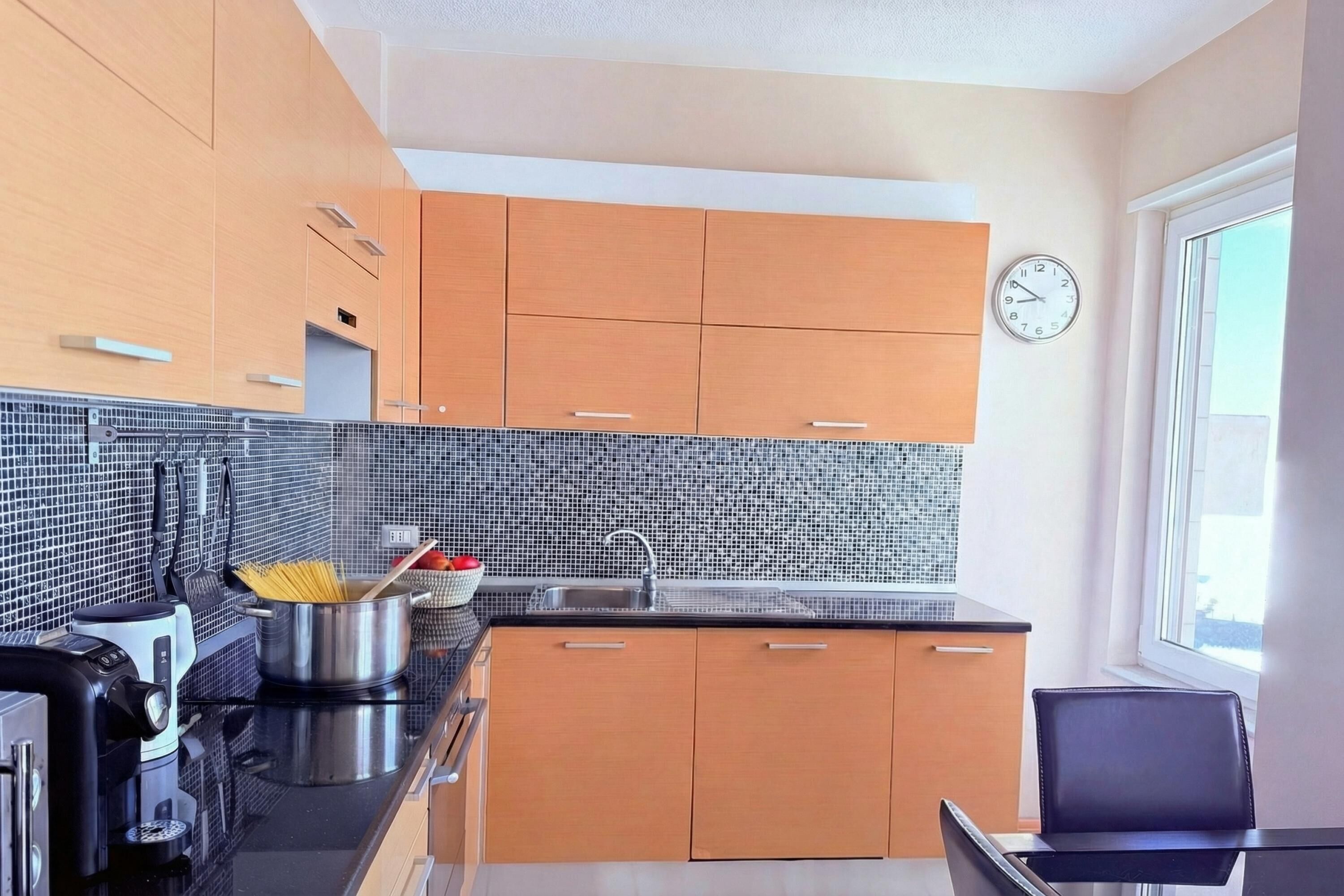 Frigorífico, microondas, horno y placa de cocina