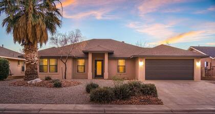 Desert Oasis Near White Sands w/ Pool & Game Room