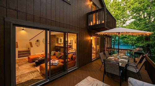 Lakefront Modern Escape with Hot Tub