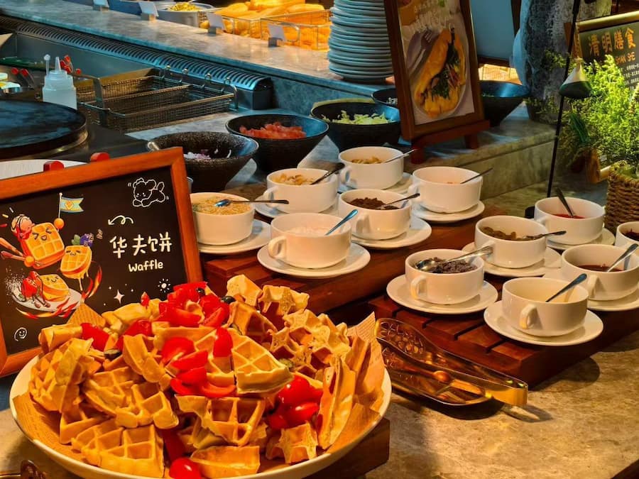 Un bufé con gofres, tazones de sopa y un letrero con forma de gofre.