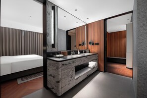 Luxury Süit, Şehir Manzaralı | Kaliteli yatak takımı, kuştüyü yorgan, yastık yüzeyli yatak 