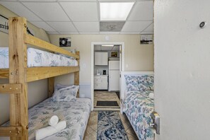 Room - Relaxed Beach Getaway with Canal Views. (Galveston)