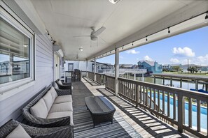Terrace/patio - Relaxed Beach Getaway with Canal Views (Galveston)