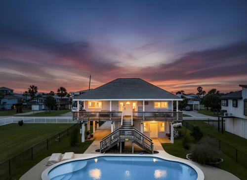Relaxed Beach Getaway with Canal Views