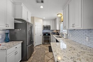 Private kitchen - Relaxed Beach Getaway with Canal Views. (Galveston)