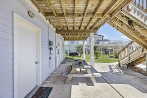Outdoor dining - Relaxed Beach Getaway with Canal Views (Galveston)