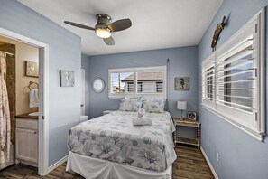 3 bedrooms, iron/ironing board, travel cot, WiFi - Relaxed Beach Getaway with Canal Views (Galveston)