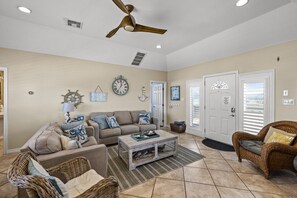 Living area - Relaxed Beach Getaway with Canal Views. (Galveston)